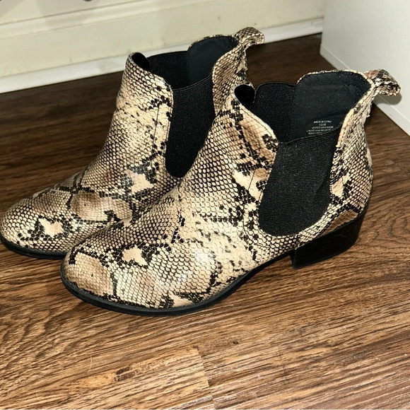 Snakeskin Chelsea slip on bootie size 7 M - Picture 7 of 11